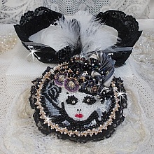 Collier pendentif Féerie Black avec un beau chapeau en soie et perles.